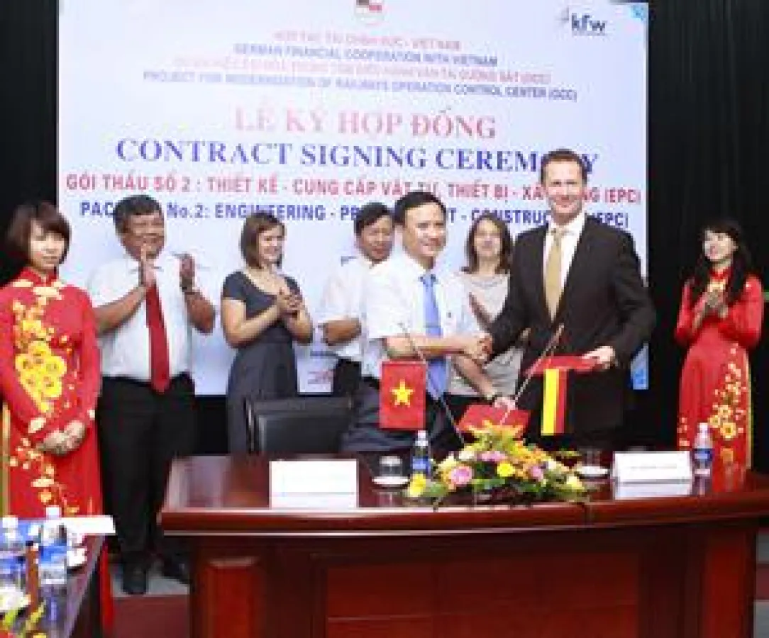 Festliche Vertragsunterzeichnung in Hanoi