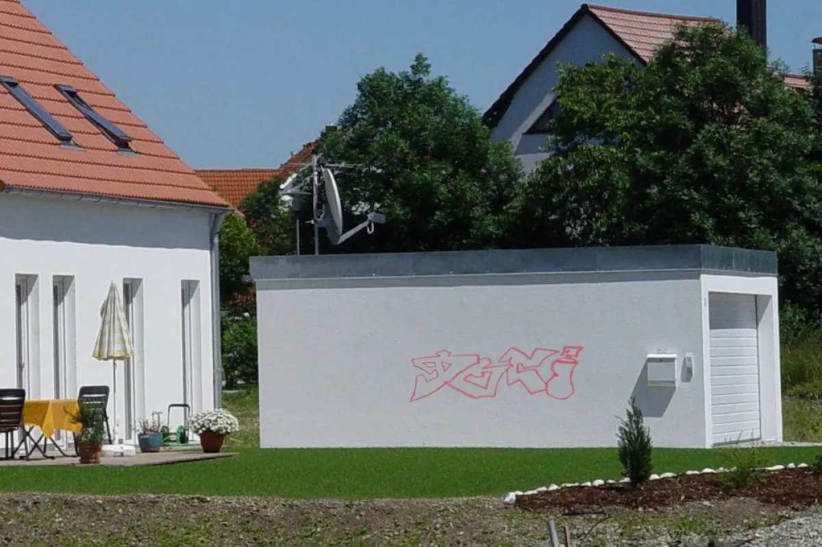 Wenn Gartenmauer, Garage oder gar Hauswand von „Sprayern“ beschädigt werden, hilft eine professionelle Reinigung. Bild: tdx/homesolute.com