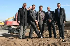 Bild: Deutsche Papier und Trans Service Team beginnen mit dem Bau des neuen Logistikzentrums in Biebesheim