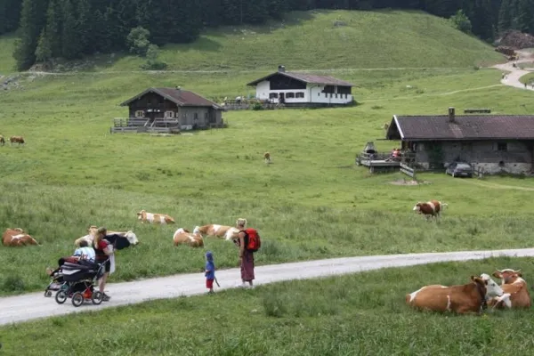 Bild: Münchner Familien wandern begeistert am Spitzingsee