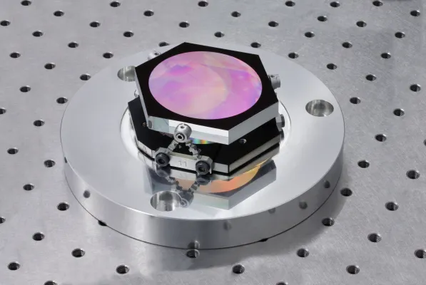 Bild: Spektrometergitter für ESA-Klimamission Sentinel-4