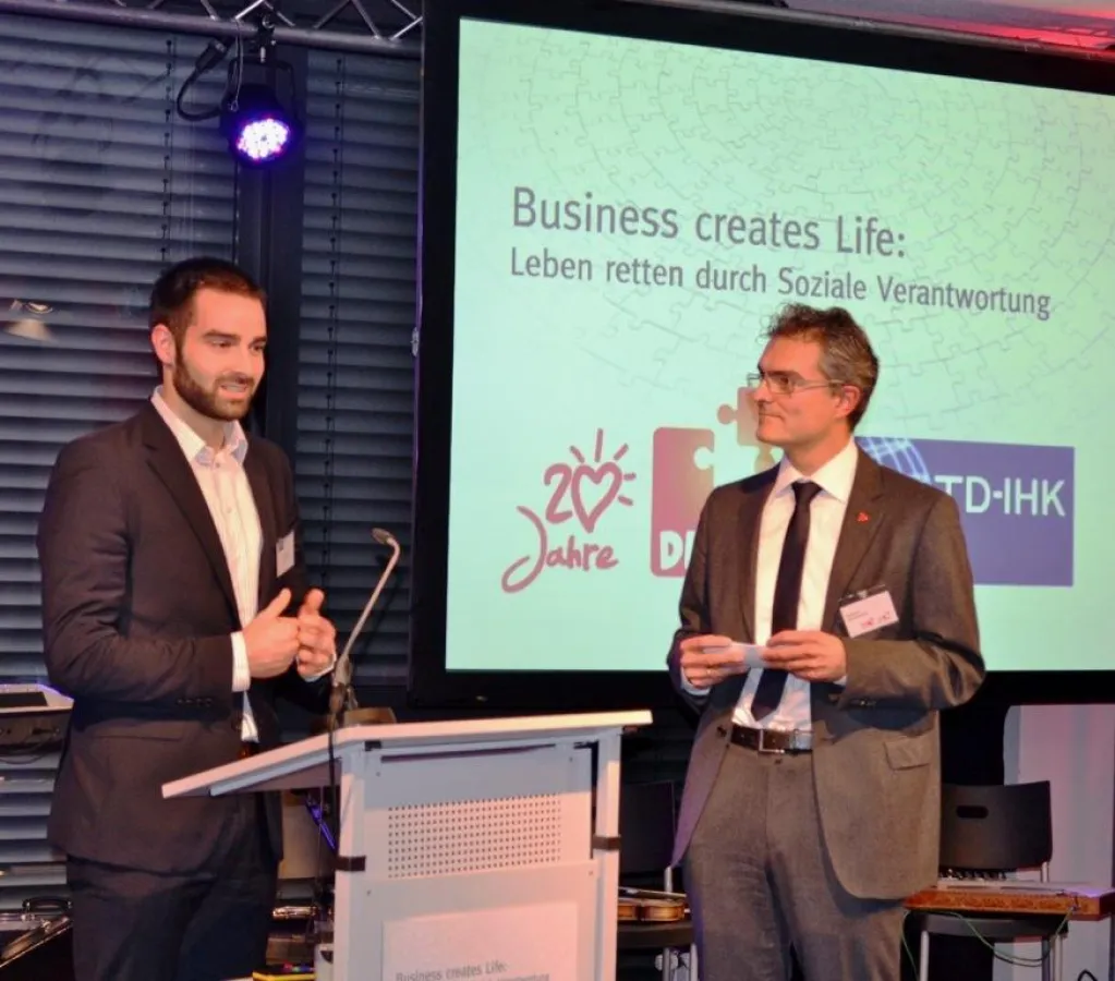 Stephan Schumacher von der DKMS im Gespräch mit einem Knochenmarkspender (© TD-IHK)