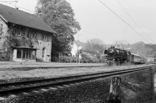 Bild: Fahnen, Kränze, Böllerschüsse - 150 Jahre Frankenbahn