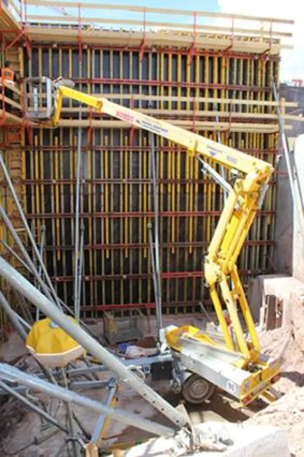 In der 20 m tiefen Baugrube konnte die Omme 1550 trotz engster Platzverhältnisse arbeiten.