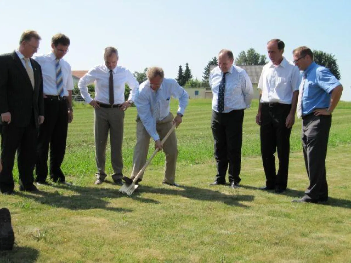 Erster Spatenstich in Diessenhofen: v. li. Vorstandsvorsitzender Andreas Lapp, Alexander Schwarz von der Thurgauer Kantonalbank, L