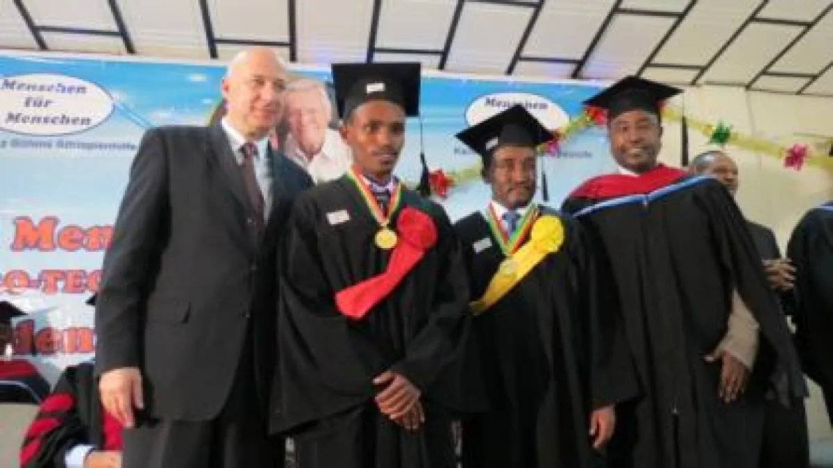 Peter Renner, Vorstand Stiftung Menschen für Menschen, zeichnet erfolgreiche ATTC-Studenten aus.