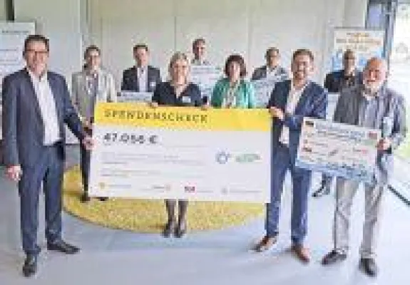 Spendenübergabe für das Projekt "Weiterdenken macht Schule" bei ANWANDER Bild: Spendenübergabe für das Projekt "Weiterdenken macht Schule" bei ANWANDER