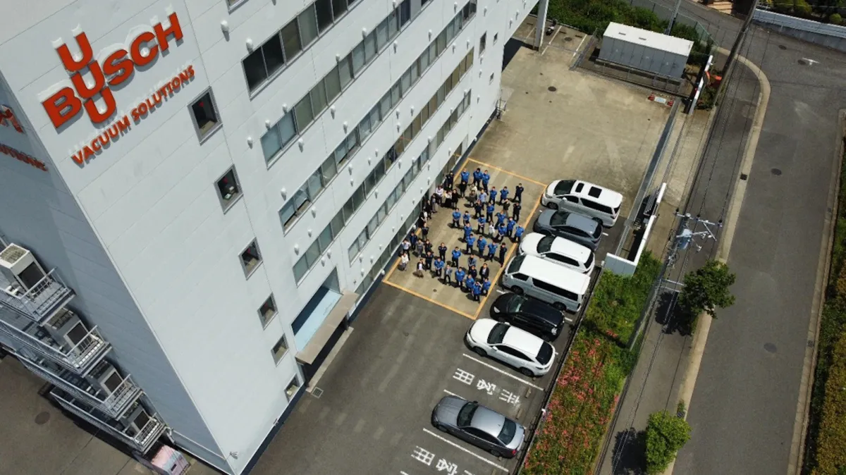 Das Team von Busch Japan vor dem Gebäude der japanischen Niederlassung. Quelle: Busch Vacuum Solutio (© Quelle: Busch Vacuum Solutions)
