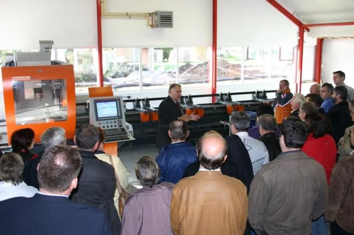 Die Besucher beobachten interessiert die Arbeitsschritte des Stabbearbeitungszentrums