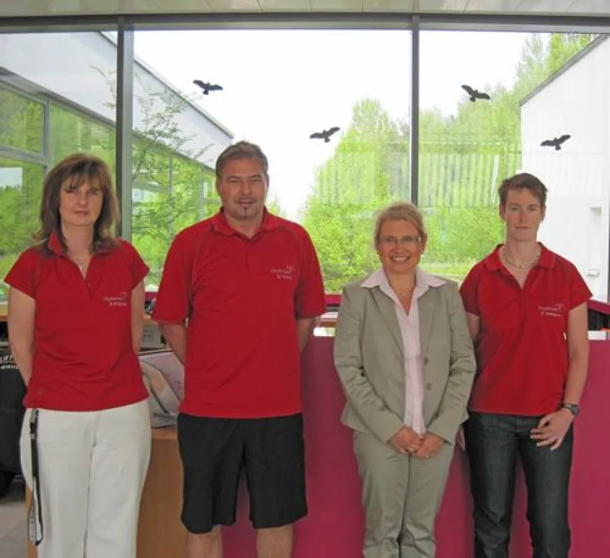 Das Wellness-Chef Herbert Pufke, stellv. Wellnessleiterin Petra Fröhlich und Sabine Schnurrer mit TÜV-Prüferin beim Audit