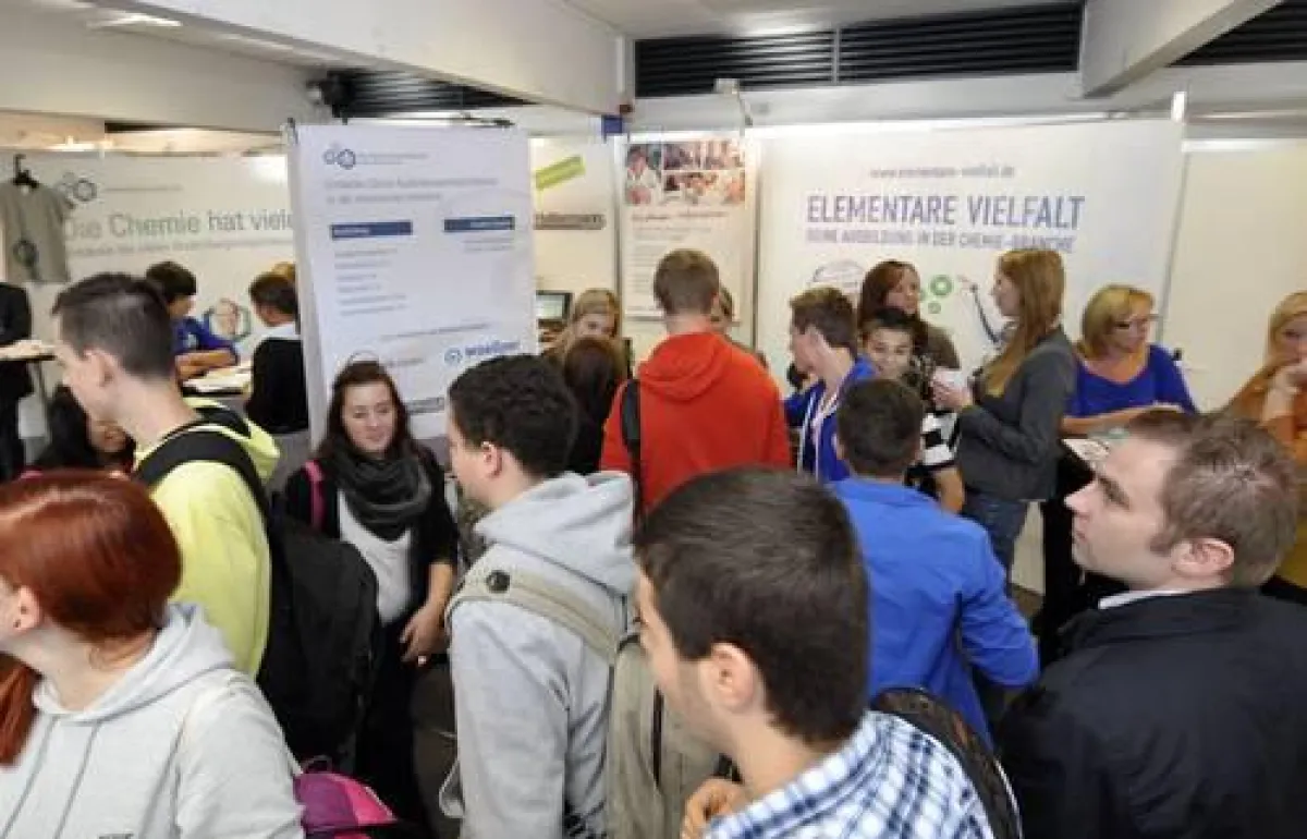 Großer Andrang und viele Fragen am Stand der Chemie