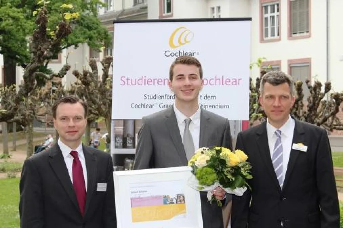 Simon Schäfer (Mitte) erhält Cochlear Graeme Clark Stipendium 2014 (Foto: Cochlear)