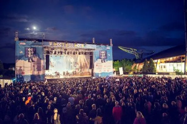 Bild: "Kleine Woodstock in Hannover" mit großer Bannerwerbung