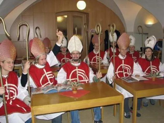 Bild: Abendschule & Lehrbuch für Nikolausanwärter/innen