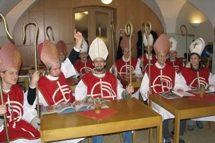 Bild: Abendschule & Lehrbuch für Nikolausanwärter/innen