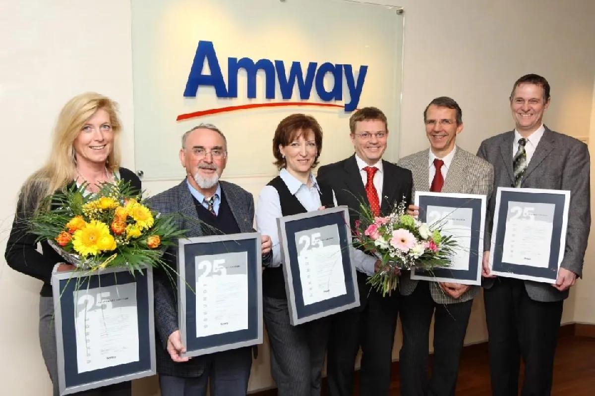 Iain Gibbs (Geschäftsführer Amway Deutschland, 3.v.r.) gratuliert Brigitte Vierheller, Manfred Deimling, Elfriede Hartl, Peter Wietschorke und Wolfgang Schnitzius (v.l.n.r.) zum 25-jährigen Firmenjubi