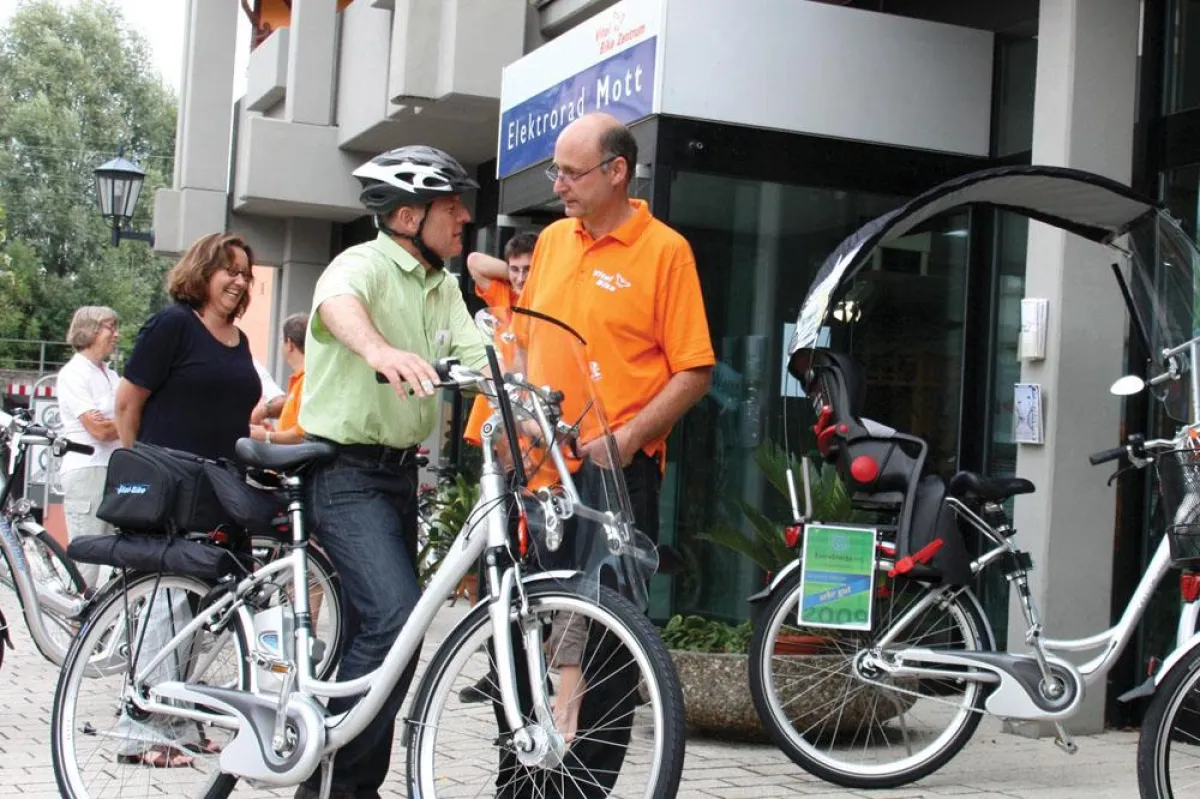 MDB Winfried Hermann ist überzeugt, dass das Vital Bike mit Allwetterverdeck als ideales Verkehrsmittel für ihn auch in Berlin täglich einsetzbar ist. Mit dieser Lösung wird er im Wahlkampf auf seine 