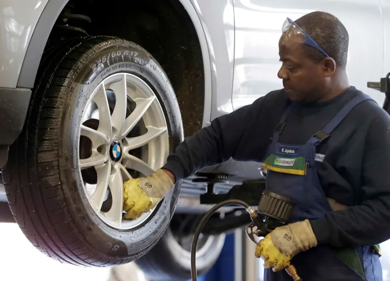 Bild: Euromaster gibt Tipps zur Umrüstsaison:  Worauf es beim Radwechsel von E-Autos ankommt