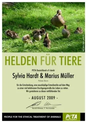 Bild: Bonner Polizisten sind „Helden für Tiere“  - Tierschutzpreis für die Rettung einer Entenfamilie verliehen