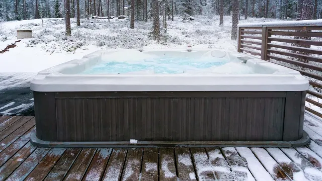 Bild: Winterfeste Outdoor-Whirlpools – warum Effizienz im Winter der wahre Qualitätscheck ist