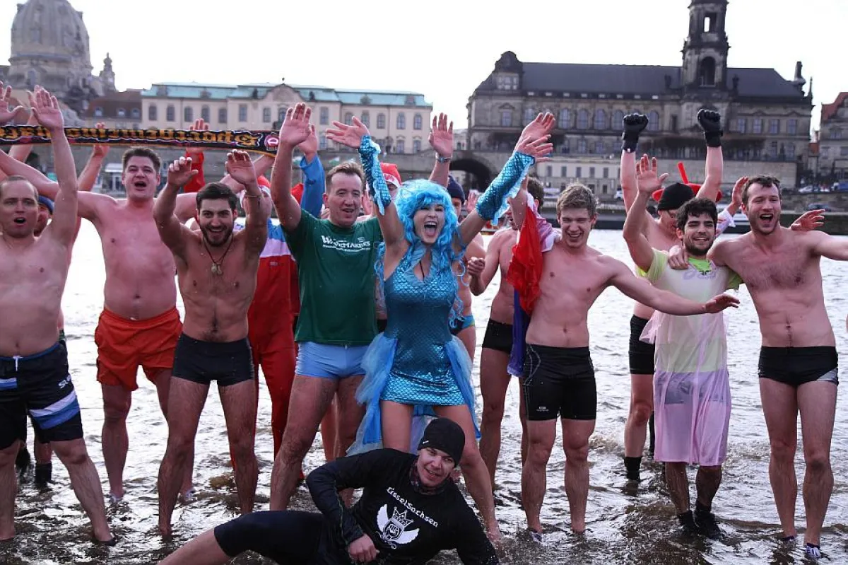 Jubelnde Teilnehmer im Ziel der 400 Meter-Strecke