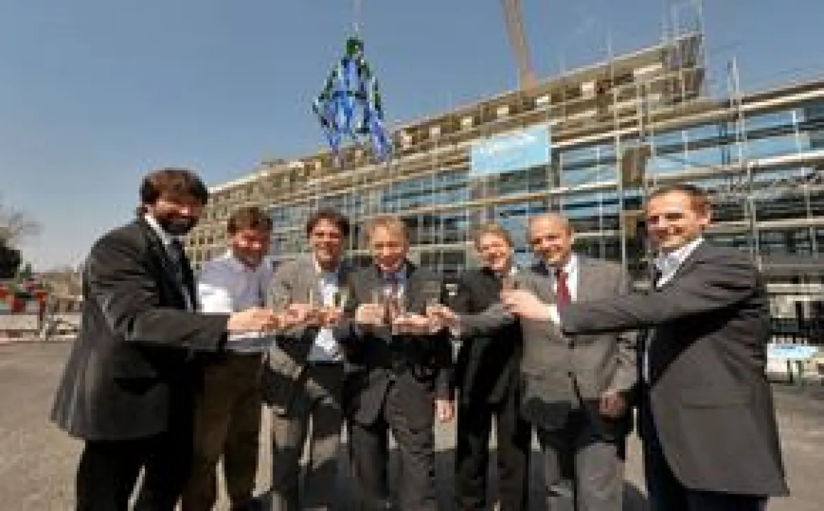(v.l.): Bernd Grözinger (Müller-BBM Geschäftsführer Bau), Achim Probst (Facility Management), Architekt Claus Weinhart, Rolf Michelsen (Vorstand Müller-BBM Holding AG), Edwin Schorer (Müller-BBM Gesch