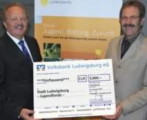 Bild: Volksbank Ludwigsburg unterstützt den Fonds „Jugend, Bildung, Zukunft“ mit 5.000 Euro