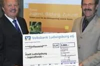 Bild: Volksbank Ludwigsburg unterstützt den Fonds „Jugend, Bildung, Zukunft“ mit 5.000 Euro