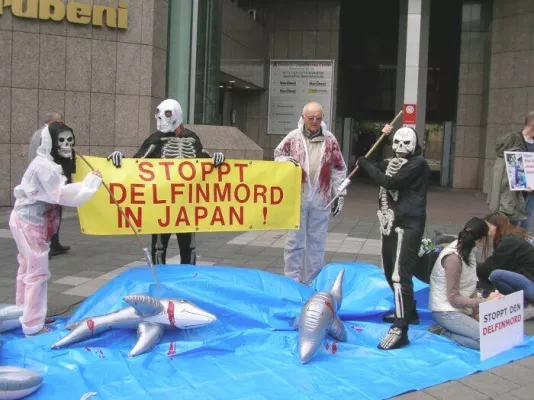 Bild: Blutiges Gemetzel vor dem japanischen Generalkonsulat in Düsseldorf