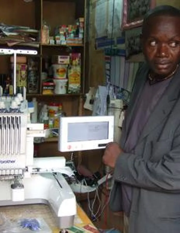 Appolinaire Djoko Kalasi mit seiner neuesten Errungenschaft: Der Stickmaschine PR-620.