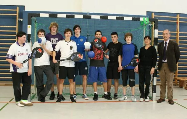 Bild: Überörtliche Chirurgische Gemeinschaftspraxis der Emma Klinik spendet neue Sportgeräte für Merianschule