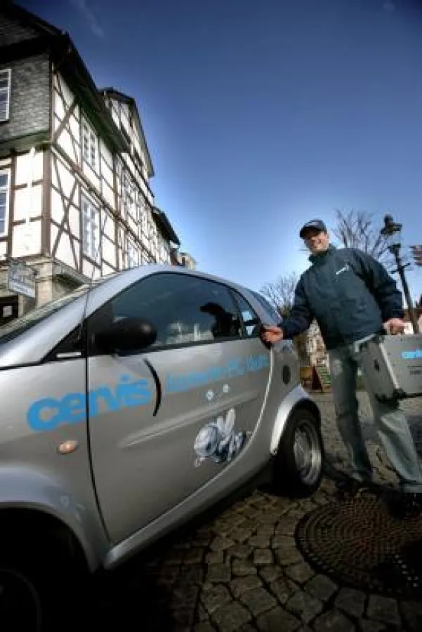 Cervis-Partner am Auto