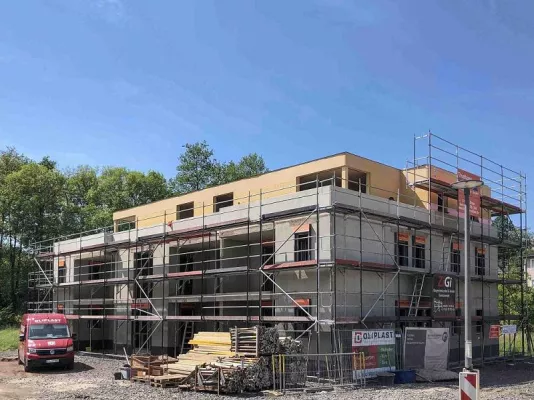 Bild: Bauunternehmen Matthias Ruppert errichtet drei neue Mehrfamilienhäuser / erster Rohbau bereits fertig