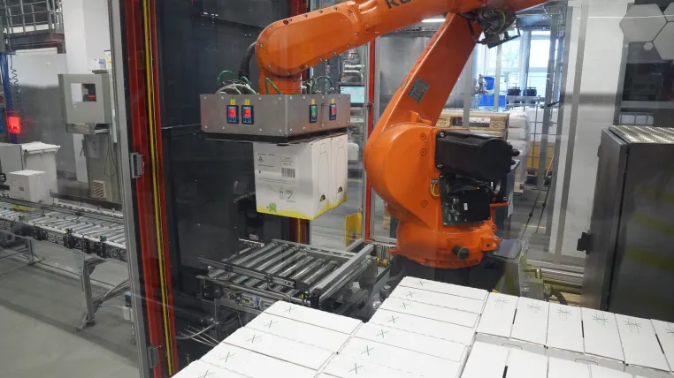 End-of-line-Automatisierung trotz begrenzter Platzverhältnisse: Palettierung ohne aufwendigen Linienumbau Bild: End-of-line-Automatisierung trotz begrenzter Platzverhältnisse: Palettierung ohne aufwendigen Linienumbau