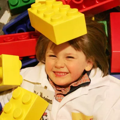 Bild: Stein um Stein für die gute Sache - LEGOLAND® Discovery Centre startet Spendenaktion