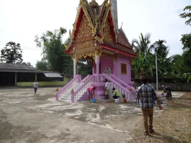 Bild: Mit leuchtender Lehmfarbe ins Nirwana