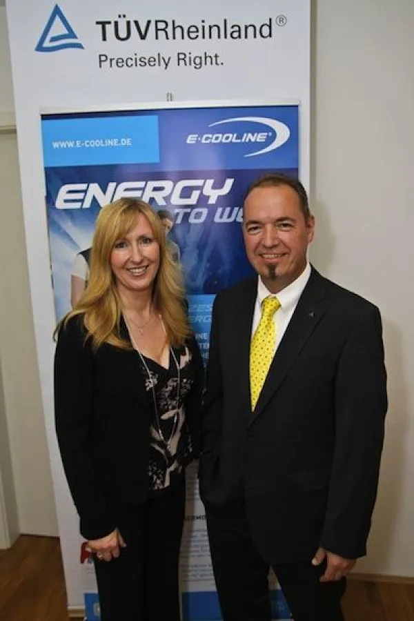 Kooperation besiegelt: Gabriele Stein von PERVORMANCE int. GmbH und Dr. Wolfram Weinrebe TÜV Rheinland GmbH