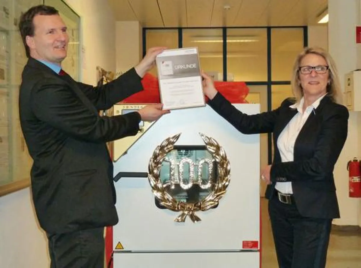 Univ.-Prof. Dr. Dirk Uwe Sauer, Lehrstuhlinhaber am ISEA mit Jutta Ehinger, Sales Director, Binder G