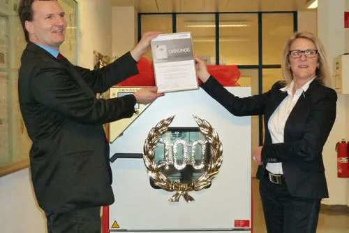 Bild: BINDER liefert 100. Temperaturschrank an das ISEA