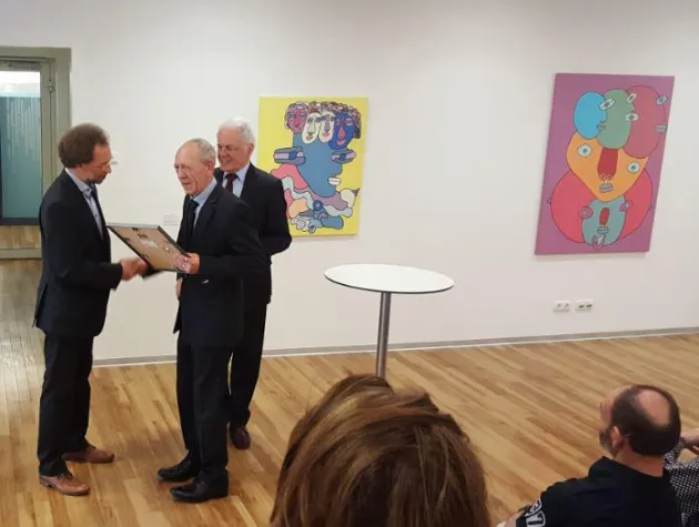 Bild: Jean-Marie Heyligen mit Kunstpreis von KRATZER AUTOMATION ausgezeichnet