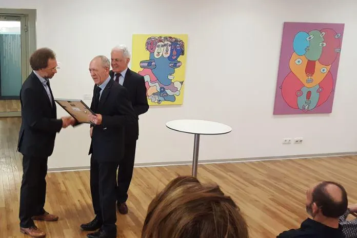 Bild: Jean-Marie Heyligen mit Kunstpreis von KRATZER AUTOMATION ausgezeichnet