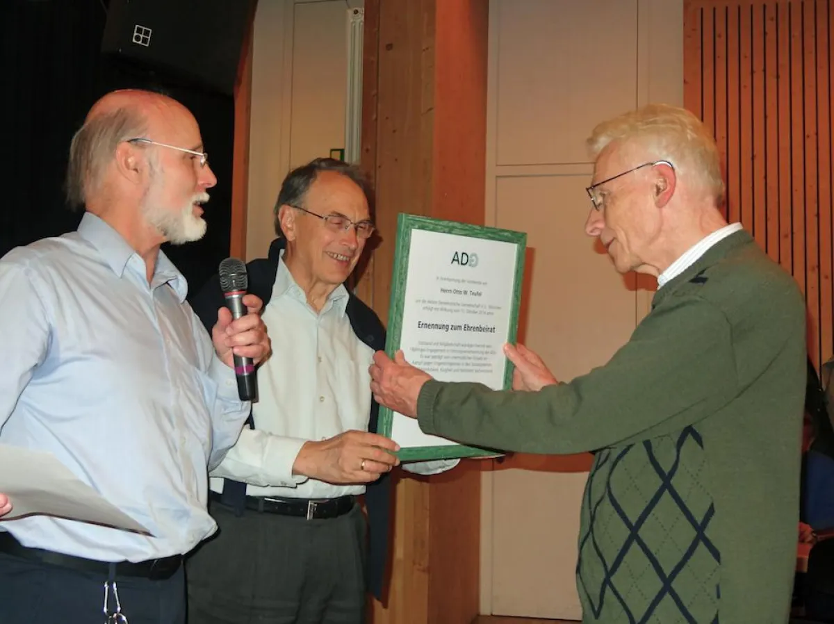 Herr Otto W. Teufel (rechts) erhält die Ernennungsurkunde zum Ehrenbeirat