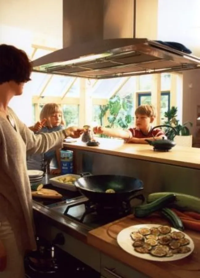 Gesundes Essen steht im Gleichklang mit der wohnmedizinisch empfohlenen Architektur, die die Firma Haacke ihren Bauherren anbietet.  Foto: Haacke-Haus