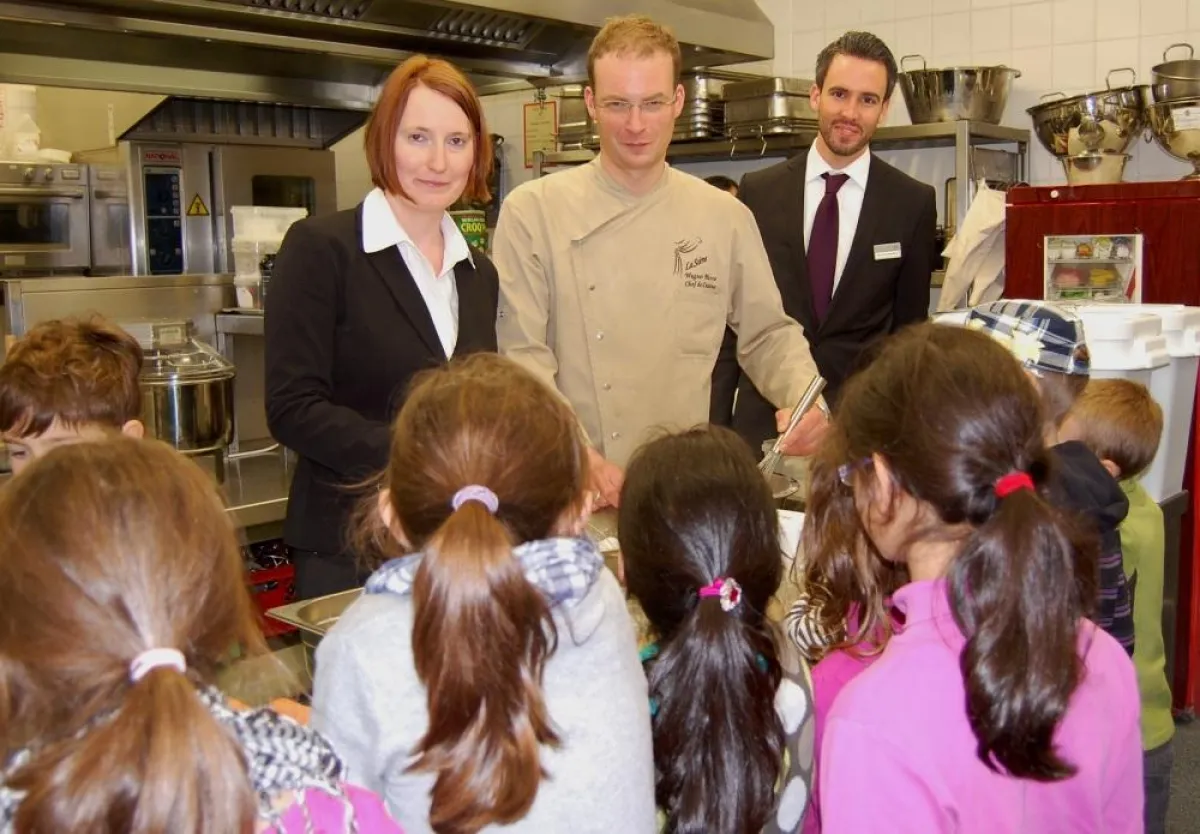 Kinderköche mit M.Schneider, M.Wagner und Resident Manager S.Falkenburger (v. li.)