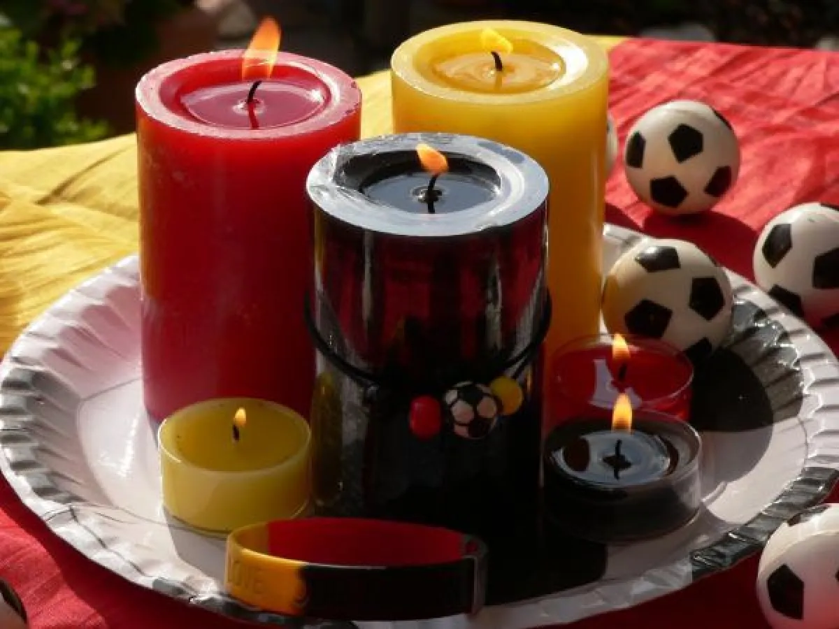 RAL-Kerzen in Schwarz-Rot-Gold lassen jedes Fan-Herz höher schlagen! Foto: Gütegemeinschaft Kerzen