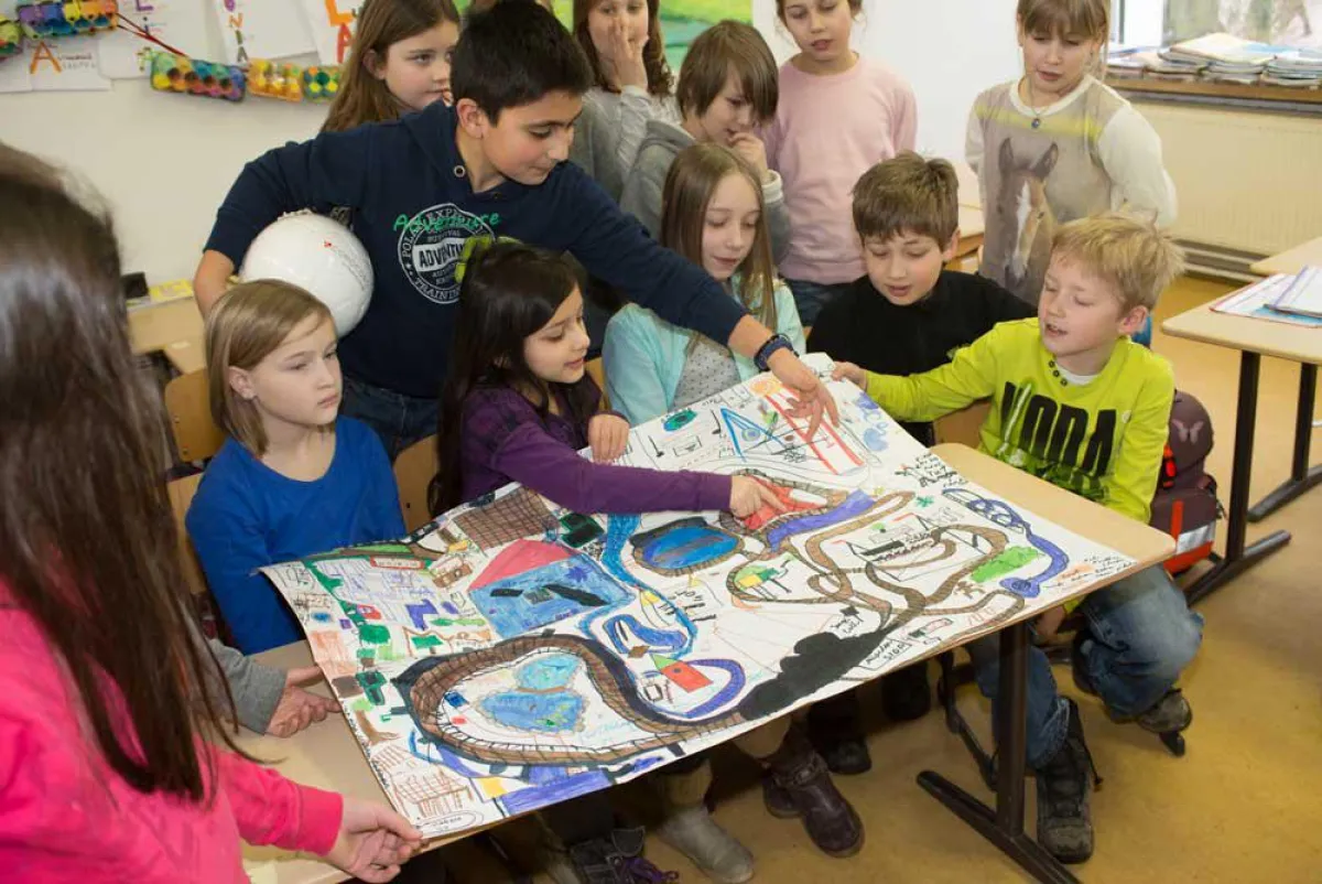 Die Kinder erklären ihr Gewinnerbild. Foto: Joe Kaiser/meerdesguten GmbH