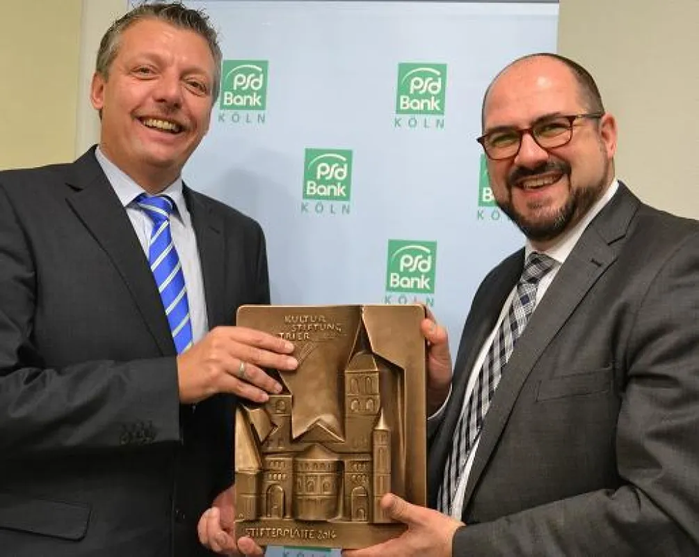 Vorstandsmitglied Thomas Egger (rechts) zeichnet den Kulturstifter Stefan Schmitt (PSD Bank) mit de