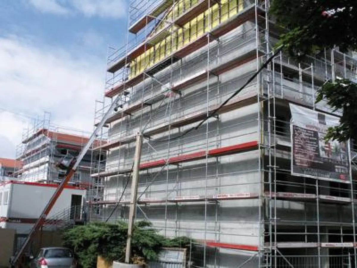 Mit 5.500 qm MJ-Gerüsten vom Typ UNI TOP rüstete die MAWILL S.A.R.L. aus Luxemburg fünf Gebäudekomplexe gleichzeitig ein.