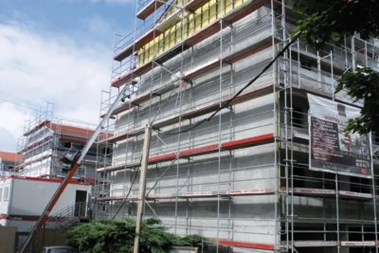 Appartementkomplex mit fünf Gebäuden komplett eingerüstet Bild: Appartementkomplex mit fünf Gebäuden komplett eingerüstet