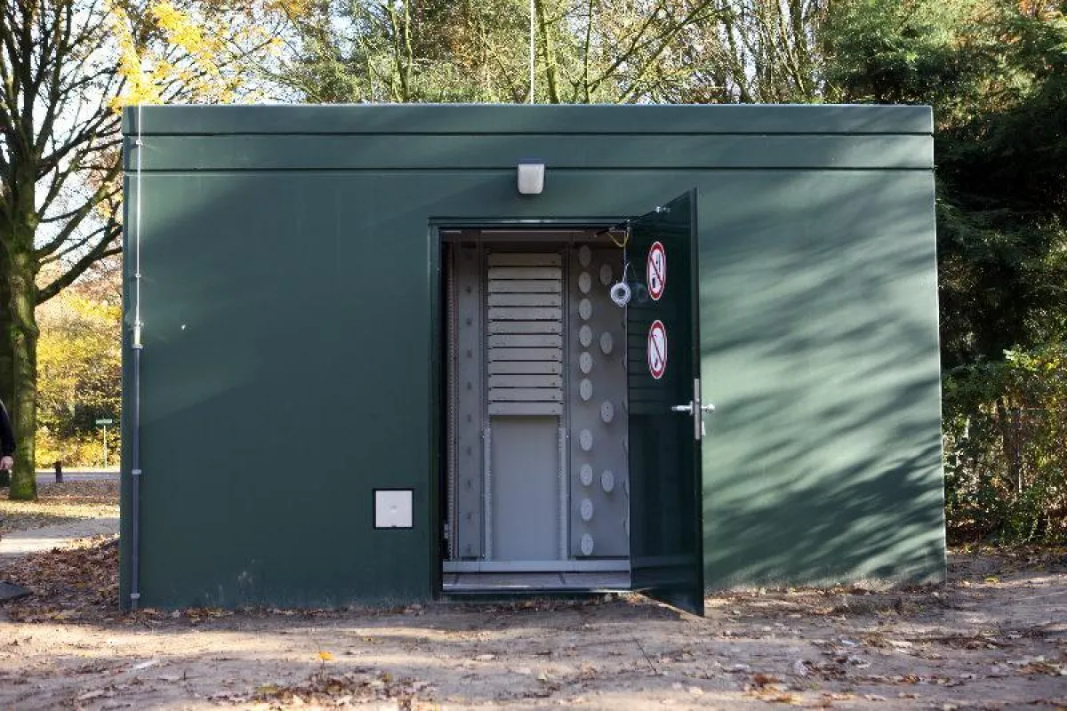Ähnlich einer Fertiggarage werden Drakas ?Drop-In-PoPs? per Lkw und Kran geliefert und müssen nur auf ein Fundament gesetzt werden. (Bild: Draka Communications)